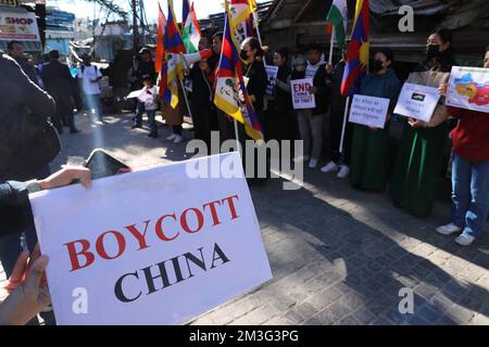 15 dicembre 2022, Dharamshala, India: ONG tibetane e indiani locali partecipano a una manifestazione per protestare contro l'incursione di confine tra Cina Arunachal Pradesh da parte del PLA a Main Square, McLeod Ganj giovedì 15th dicembre 2022 a Dharamshala, India. (Foto di Sanjay Baid/ Eyepix Group) Foto Stock