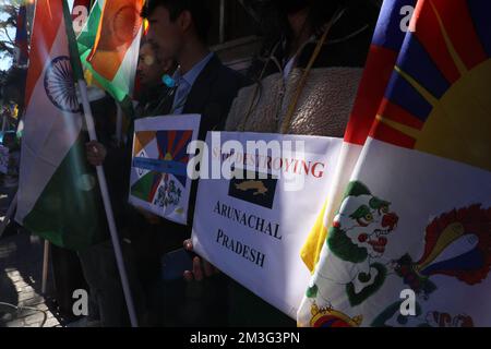 15 dicembre 2022, Dharamshala, India: ONG tibetane e indiani locali partecipano a una manifestazione per protestare contro l'incursione di confine tra Cina Arunachal Pradesh da parte del PLA a Main Square, McLeod Ganj giovedì 15th dicembre 2022 a Dharamshala, India. (Foto di Sanjay Baid/ Eyepix Group) Foto Stock