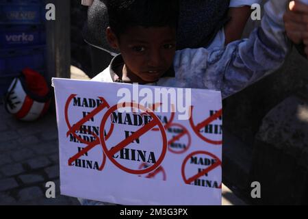 15 dicembre 2022, Dharamshala, India: ONG tibetane e indiani locali partecipano a una manifestazione per protestare contro l'incursione di confine tra Cina Arunachal Pradesh da parte del PLA a Main Square, McLeod Ganj giovedì 15th dicembre 2022 a Dharamshala, India. (Foto di Sanjay Baid/ Eyepix Group) Foto Stock