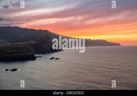 Costa ripida, scogliere e mare al tramonto, vicino a Canical, Madeira, Portogallo Foto Stock