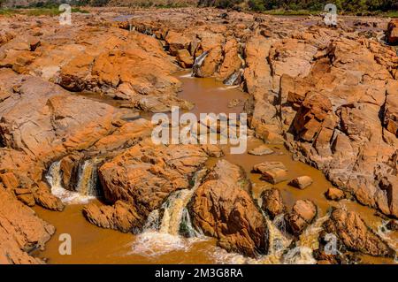 Il fiume Betsiboka attraversa una gola del fiume, lungo la strada tra Mahajanga e Antananarivo, Madagascar Foto Stock