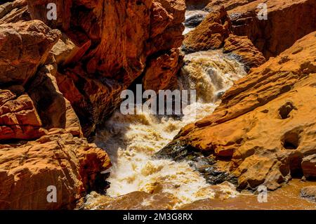 Il fiume Betsiboka attraversa una gola del fiume, lungo la strada tra Mahajanga e Antananarivo, Madagascar Foto Stock