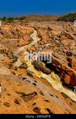 Il fiume Betsiboka attraversa una gola del fiume, lungo la strada tra Mahajanga e Antananarivo, Madagascar Foto Stock