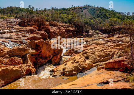 Il fiume Betsiboka attraversa una gola del fiume, lungo la strada tra Mahajanga e Antananarivo, Madagascar Foto Stock