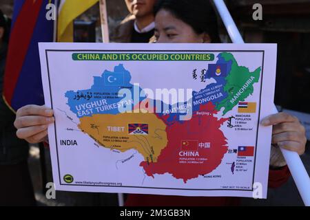 15 dicembre 2022, Dharamshala, India: ONG tibetane e indiani locali partecipano a una manifestazione per protestare contro l'incursione di confine tra Cina Arunachal Pradesh da parte del PLA a Main Square, McLeod Ganj giovedì 15th dicembre 2022 a Dharamshala, India. (Credit Image: © Sanjay Baid/eyepix via ZUMA Press Wire) Foto Stock