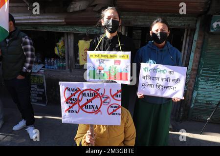 Dharamshala, India. 15th Dec, 2022. Le ONG tibetane e gli indiani locali partecipano a una manifestazione per protestare contro l'incursione di confine tra Cina Arunachal Pradesh da parte dell'OLP nella piazza principale, McLeod Ganj giovedì 15th dicembre 2022 a Dharamshala, India. (Credit Image: © Sanjay Baid/eyepix via ZUMA Press Wire) Foto Stock