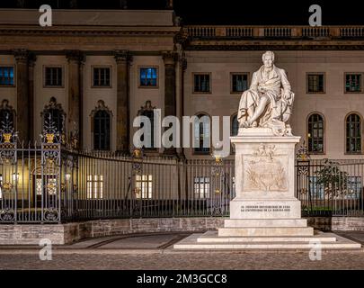 Foto notturna, statua di Alexander von Humboldt presso l'omonima università Unter den Linden, Berlino, Germania Foto Stock