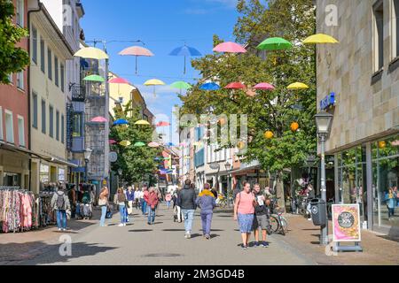 Ombrelli, decorazione, via dello shopping, zona pedonale, Hussenstrasse, Costanza, Baden-Wuerttemberg, Germania Foto Stock
