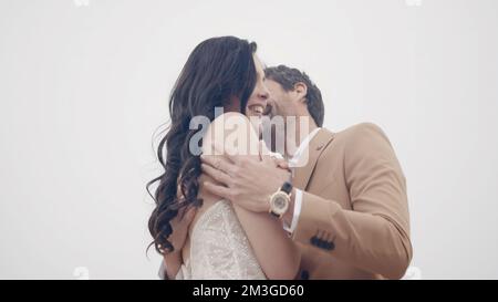 Riprese di matrimoni. Action.Young bella coppie eleganti in piedi felice e girare video per le strade. Riprese in 4K di alta qualità Foto Stock