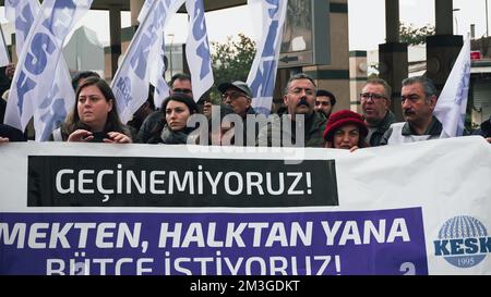 Turchia, 15/12/2022, la piattaforma Izmir di KESK (Confederazione dei sindacati dei dipendenti pubblici) ha protestato contro le difficoltà finanziarie in Turchia e ha gridato: "Le zone non possono essere vietate ai lavoratori! Non possiamo vivere, "vogliamo un sostentamento, non un bilancio elettorale!” Hanno anche protestato per la condanna a pene detentive e il divieto politico che ieri è stato concesso al sindaco di Istanbul Ekrem Imamoglu. Foto Stock