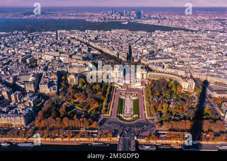 Vista panoramica di Parigi dalla Torre Eiffel. Splendida vista dello skyline di Parigi con le tipiche facciate parigine nel centro. Foto di alta qualità Foto Stock