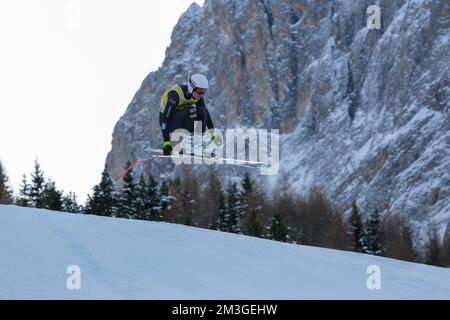 Forerunner in azione durante la gara di discesa maschile della Coppa del mondo di sci alpino Audi FIS, sulla pista di Saslong, il 15 dicembre 2022 in Val Gardena, Bolzano, Italia. Foto Stock