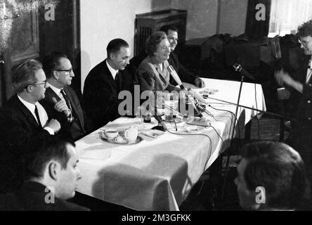 La prima conferenza stampa del cadre del KPD, viaggiò dalla RDT per fondare un nuovo partito comunista, che in qualche modo più tardi venne conosciuto come il Foto Stock