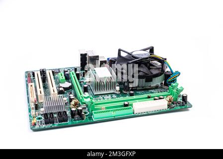 Installazione di una nuova memoria DDR RAM per un socket del processore del personal computer in un servizio. Aggiornamento della riparazione. Concetto di aggiornamento o riparazione del PC. Isolato Foto Stock