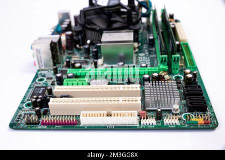 Installazione di una nuova memoria DDR RAM per un socket del processore del personal computer in un servizio. Aggiornamento della riparazione. Concetto di aggiornamento o riparazione del PC. Isolato Foto Stock