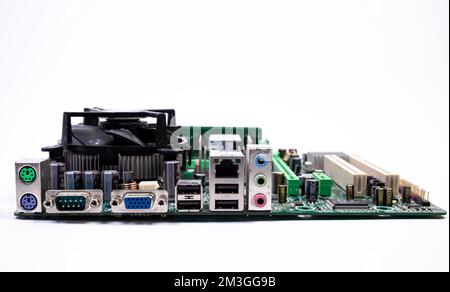 Installazione di una nuova memoria DDR RAM per un socket del processore del personal computer in un servizio. Aggiornamento della riparazione. Concetto di aggiornamento o riparazione del PC. Isolato Foto Stock