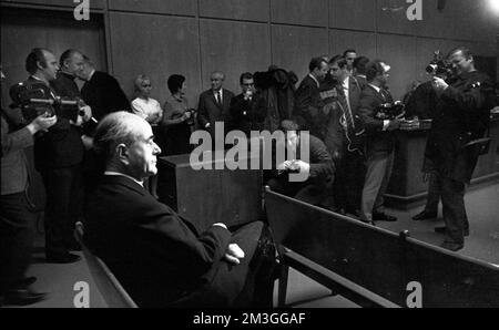 Nel processo relativo al campo di concentramento di Dora di fronte al Tribunale regionale di Essen, il 17 novembre 1967, l'architetto ed ex ministro di Hitler Foto Stock