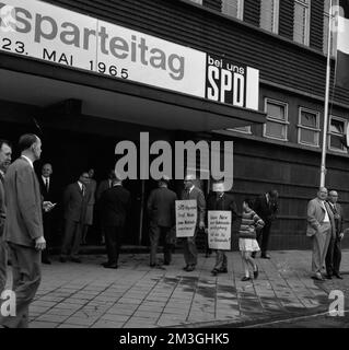 La conferenza di partito distrettuale del DOCUP, qui il 23 maggio 1965 a Duisburg con l'ospite Willy Brandt, è stata accompagnata da proteste contro l'emergenza Foto Stock