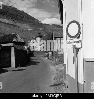 Rappresentanti del governo con i loro veicoli nel 1966 durante un controllo di polizia presso il bunker atomico finora segreto del governo federale nel Foto Stock