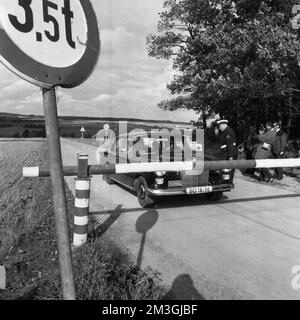 Rappresentanti del governo con i loro veicoli nel 1966 durante un controllo di polizia presso il bunker atomico finora segreto del governo federale nel Foto Stock