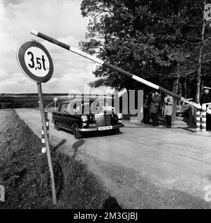 Rappresentanti del governo con i loro veicoli nel 1966 durante un controllo di polizia presso il bunker atomico finora segreto del governo federale nel Foto Stock