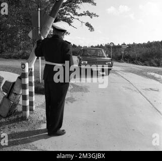 Rappresentanti del governo con i loro veicoli nel 1966 durante un controllo di polizia presso il bunker atomico finora segreto del governo federale nel Foto Stock