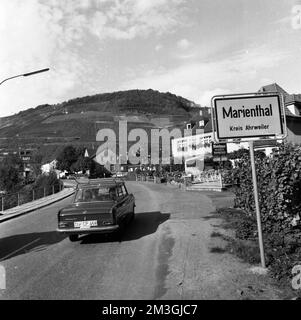 Rappresentanti del governo con i loro veicoli nel 1966 durante un controllo di polizia presso il bunker atomico finora segreto del governo federale nel Foto Stock