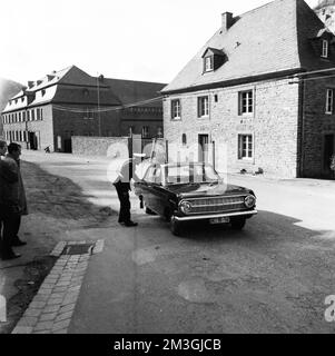 Rappresentanti del governo con i loro veicoli nel 1966 durante un controllo di polizia presso il bunker atomico finora segreto del governo federale nel Foto Stock