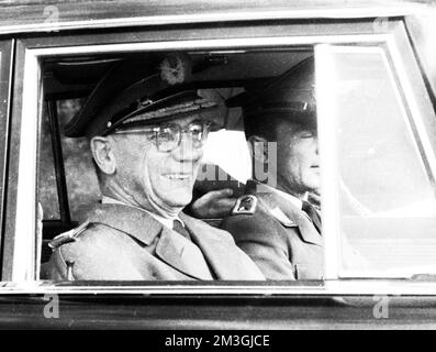 Rappresentanti del governo con i loro veicoli nel 1966 durante un controllo di polizia presso il bunker atomico finora segreto del governo federale nel Foto Stock