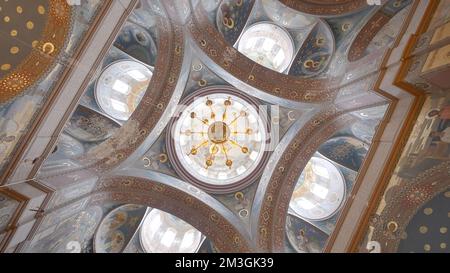 Una chiesa enorme. Action.A grande tempio con un soffitto dipinto con icone, buona illuminazione e grandi finestre sul soffitto. Riprese in 4K di alta qualità Foto Stock