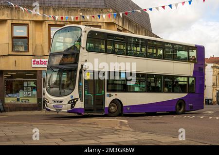 A 2011 Volvo B Series B9TL, Double Decker della Faresaver Bus Company, Reg. N.: BJ11 TVP, guidando per le strade di Trowbridge UK 28-06-2022. Foto Stock