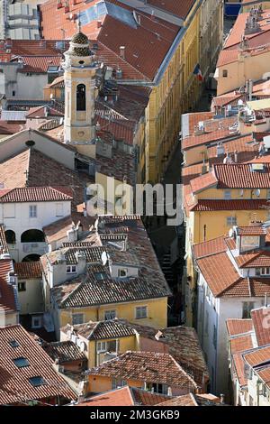 Vista della vecchia Nizza e del campanile della chiesa dalla collina del castello con architettura storica e tetti piastrellati in formato verticale Foto Stock