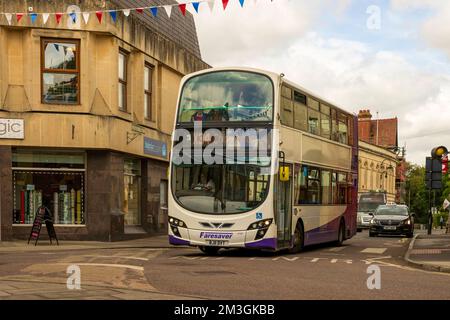 A 2011 Volvo B Series B9TL, Double Decker della Faresaver Bus Company, Reg. N.: BJ11 TVP, guidando per le strade di Trowbridge UK 28-06-2022. Foto Stock