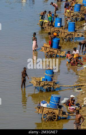 Gli abitanti del luogo ottengono l'acqua dal fiume Mandraro, Madagascar meridionale Foto Stock