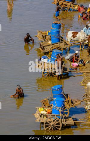 Gli abitanti del luogo ottengono l'acqua dal fiume Mandraro, Madagascar meridionale Foto Stock