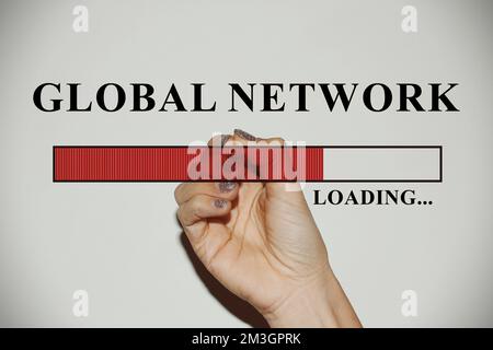 Mano di donna di affari con le unghie di glitter che mostrano la barra caricante con il testo "rete globale" Foto Stock