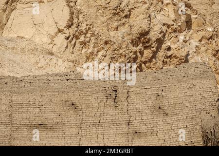 Muri di fango-mattone al tempio tolemaico, Deir el-Medina, villaggio operaio vicino Valle dei Re, Cisgiordania del Nilo, Luxor, Egitto Foto Stock