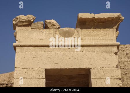 Il Tempio tolemaico a Deir el-Medina, il Villaggio Operaio in Cisgiordania, Luxor, Egitto Foto Stock