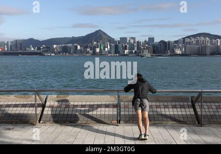 Una mattina fredda a Quarry Bay. Le temperature scendono a circa 13 gradi al mattino a causa di un intenso monsone nord-orientale. 02DEC22 SCMP / Xiaomei Chen Foto Stock