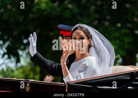 Meghan Markle e il principe Harry carrello processione dopo il Royal Wedding a Windsor. Sul lungo cammino. Il Duca e la Duchessa di Sussex. Abito da sposa Foto Stock