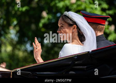 Meghan Markle e il principe Harry carrello processione dopo il Royal Wedding a Windsor. Sul lungo cammino. Il Duca e la Duchessa di Sussex. Abito da sposa Foto Stock