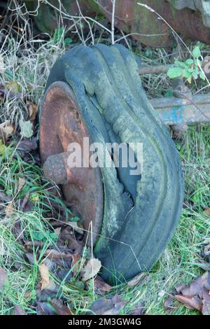 Primo piano della vecchia ruota arrugginita del trattore abbandonato, Regno Unito Foto Stock