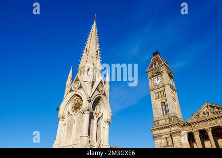 Il Chamberlain Memorial e la torre dell'orologio del Birmingham Museum & Art Gallery in Chamberlain Square, una piazza pubblica a Birmingham, West Midlands Foto Stock