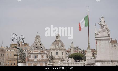 Bella architettura vecchia. Action.enormi palazzi storici d'Italia fatti di pietra bianca. Riprese in 4K di alta qualità Foto Stock