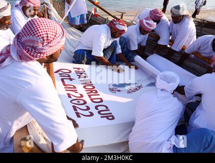 Doha, Qatar, 15th novembre 2022. Le vele promozionali della Coppa del mondo sono preparate per le barche locali durante la Coppa del mondo del Qatar 2022. Il credito per le immagini dovrebbe essere: David Klein/Sportimage Credit: Sportimage/Alamy Live News Foto Stock