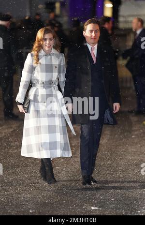 Principessa Beatrice ed Edoardo Mapelli Mozzi in arrivo per il servizio Carol 'Together at Christmas' all'Abbazia di Westminster a Londra. Data immagine: Giovedì 15 dicembre 2022. Foto Stock