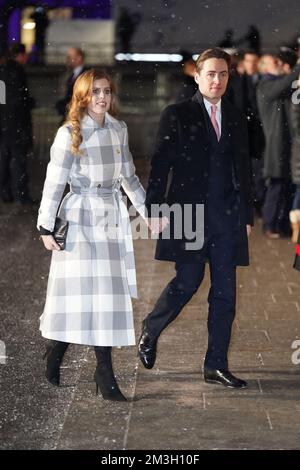 Principessa Beatrice ed Edoardo Mapelli Mozzi in arrivo per il servizio Carol 'Together at Christmas' all'Abbazia di Westminster a Londra. Data immagine: Giovedì 15 dicembre 2022. Foto Stock