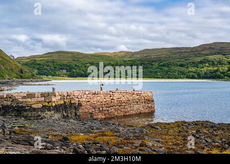 Vecchio molo di pietra a Calgary Bay sull'isola di Mull, Scozia, Regno Unito Foto Stock