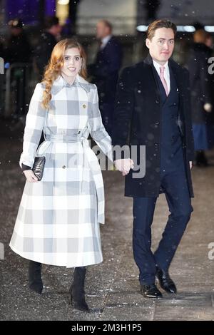 Principessa Beatrice ed Edoardo Mapelli Mozzi in arrivo per il servizio Carol 'Together at Christmas' all'Abbazia di Westminster a Londra. Data immagine: Giovedì 15 dicembre 2022. Foto Stock