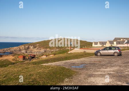 Newquay, Cornwall, 15th dicembre 2022, la gente che gode il sole glorioso in un giorno sole bello ma molto freddo in Fistral Beach, Cornwall. La spiaggia è famosa come la gente viaggia da tutto il paese per cavalcare le onde famose con le condizioni di surfing.Credit: Keith Larby/Alamy Live News Foto Stock